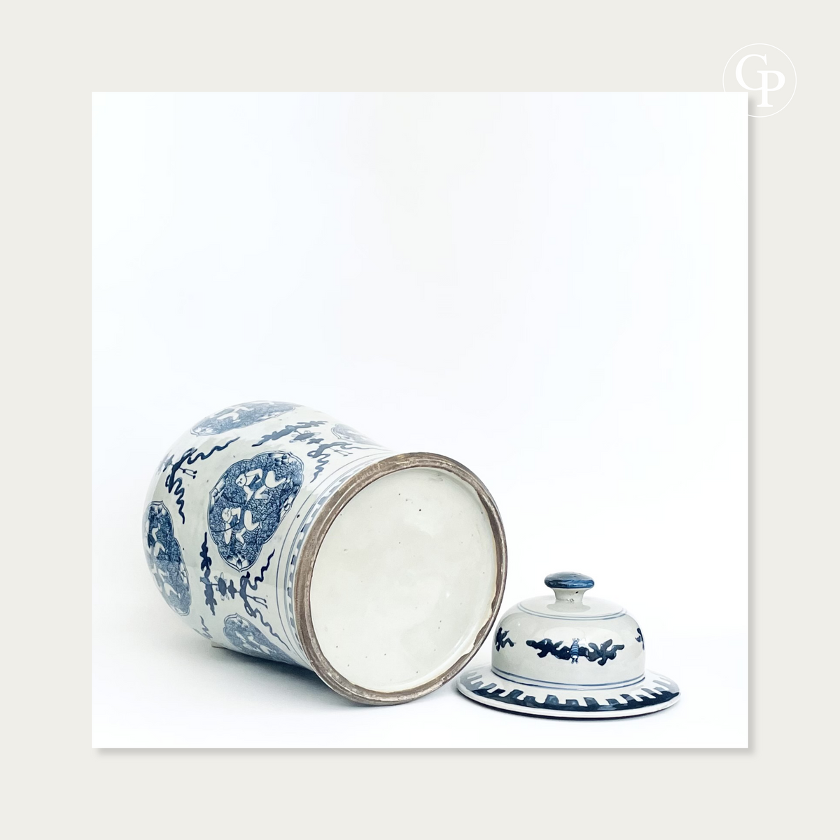 Vue de la base du vase balustre en porcelaine de Chine couché sur le côté, présenté avec son couvercle dôme d'origine posé à côté | View of the base of the Chinese porcelain baluster jar lying on its side, displayed next to its original domed cover