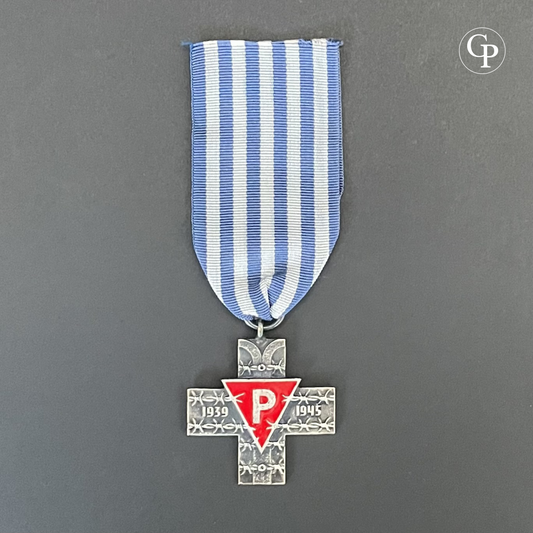 Auschwitz Commemorative Cross with blue and white striped deportee ribbon, red enamel Triangle P for political prisoners, and barbed wire details, original Polish 1985 edition. | Croix commémorative d’Auschwitz avec ruban rayé bleu et blanc des déportés, Triangle Rouge P émaillé pour les prisonniers politiques et détails de fil de fer barbelé, édition originale polonaise 1985.