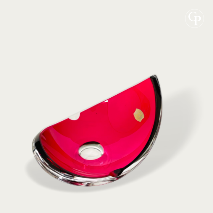 Vue plongeante du vide-poche vintage en cristal lourd rouge rubis et clair de René Delvenne pour Val Saint Lambert | High angle top view of the vintage heavy ruby red and clear crystal vide-poche bowl by René Delvenne for Val Saint Lambert.