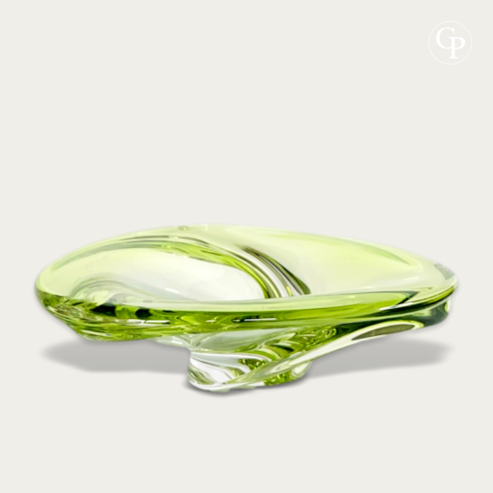 Centre de table organique en cristal vert lime et chartreuse modèle Patelle par Val St Lambert, design René Delvenne circa 1965, style Mid-Century Modern. | Mid-Century Modern organic chartreuse and lime green crystal centerpiece Patelle model by Val St Lambert, René Delvenne design circa 1965.