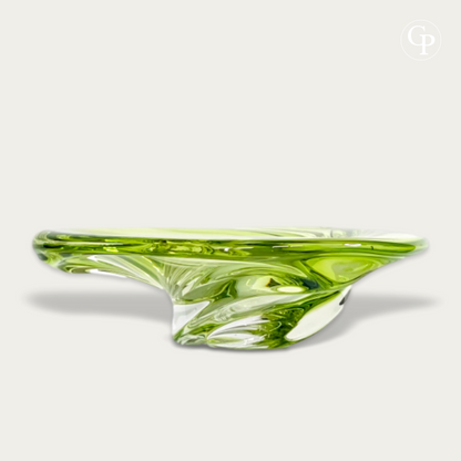 Centre de table organique en cristal vert lime et chartreuse modèle Patelle par Val St Lambert, design René Delvenne circa 1965, style Mid-Century Modern. | Mid-Century Modern organic chartreuse and lime green crystal centerpiece Patelle model by Val St Lambert, René Delvenne design circa 1965.