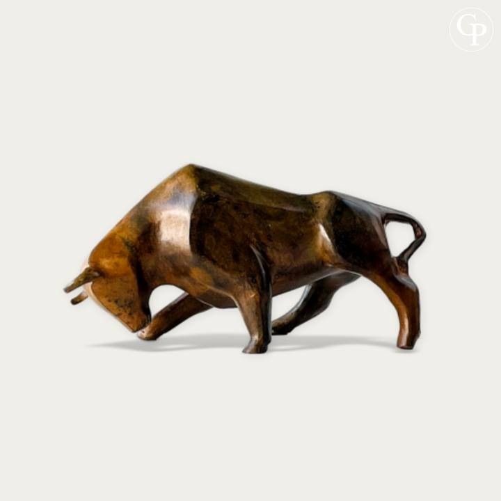  Studio view of the powerful cubist bull in solid bronze by Pierre Chenet (circa 1970). Striking geometric forms and rich acid patina with warm brown and golden reflections on a clean white background. | Vue studio du taureau cubiste en bronze massif par Pierre Chenet (vers 1970). Formes géométriques puissantes et belle patine à l’acide aux reflets bruns profonds et dorés sur fond blanc épuré.