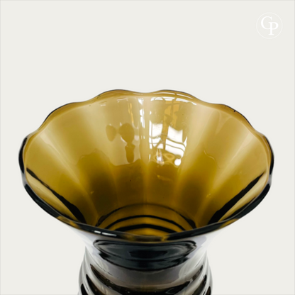 Gros plan sur le col évasé en corolle festonnée et l'intérieur en verre soufflé hyalite marron fumé du vase Art Déco, Galerie Popincourt | Close-up of the ruffled fluted rim and interior of the modernist Art Deco smoked brown hyalite blown glass vase, Galerie Popincourt
