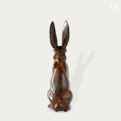 Sculpture en bronze du lapin aux grandes oreilles de Pierre Chenet, vue de profil avec belle patine mordorée, fonderie d’art française fin XXe siècle | Bronze sculpture of a rabbit with large ears by Pierre Chenet, viewed in profile with a beautiful golden-brown patina, French art foundry, late 20th century (back view)