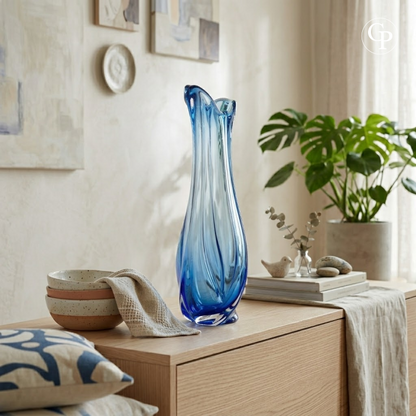 Vase d'art Corail en cristal bleu cobalt de René Delvenne pour Val Saint Lambert mis en scène sur une enfilade en bois clair dans un intérieur lumineux et moderne | René Delvenne for Val Saint Lambert cobalt blue crystal Corail vase styled on a light wood sideboard in a bright modern home interior decor