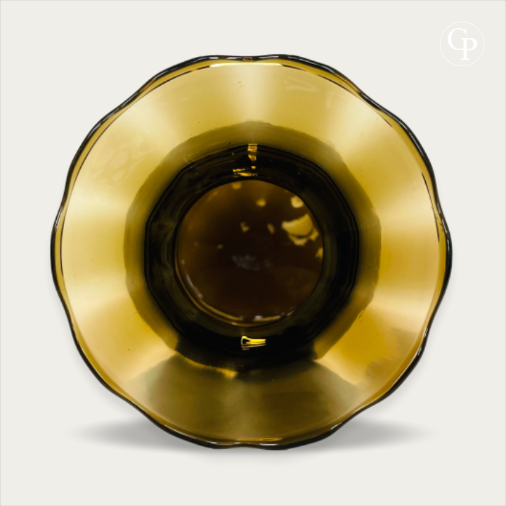 Vue de dessus plongeante mettant en valeur la forme circulaire parfaite, le col en corolle festonnée et la transparence dorée du verre soufflé hyalite marron fumé, Galerie Popincourt | Overhead top view highlighting the perfect circular geometry, ruffled rim, and golden translucency of the smoked brown hyalite blown glass vase, Galerie Popincourt