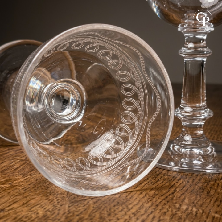 Vue en plongée de l'intérieur et du buvant d'un verre à vin en cristal Val Saint Lambert modèle Lothaire gravé main | Top-down view inside the bowl of an antique Val Saint Lambert Lothaire hand-engraved crystal wine glass