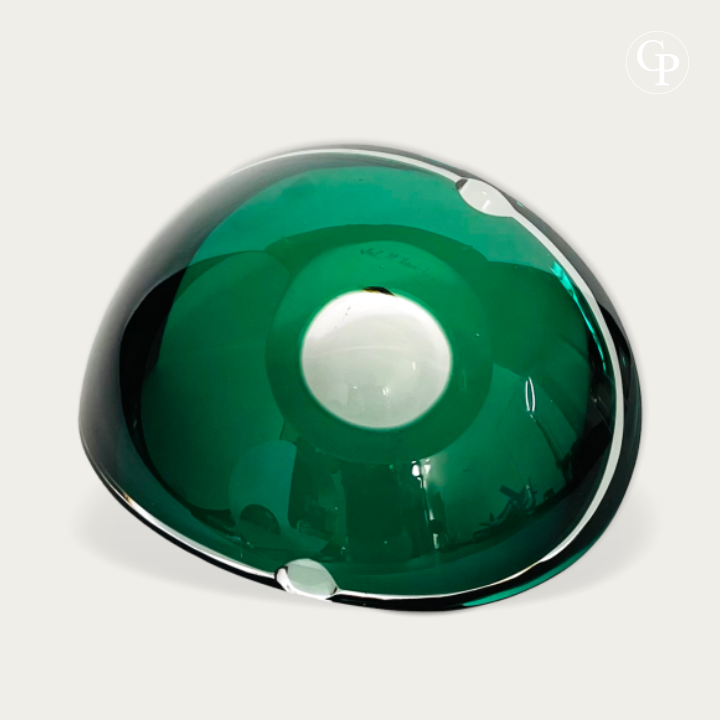 Vue de dessus du vide-poche moderniste en cristal vert émeraude Val Saint Lambert par René Delvenne, circa 1960 | Top view of the mid-century modern emerald green crystal bowl by René Delvenne for Val Saint Lambert, circa 1960