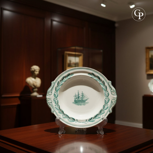 Plat de service Copeland Ironstone présenté sur un support, avec le décor central du navire de guerre à trois mâts.