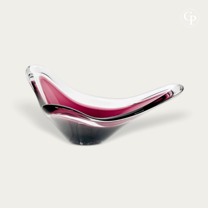 Coupe Tricorne en cristal doublé améthyste par Val Saint Lambert et Peter Muller-Munk, 1957. Forme organique moderniste à trois pointes. | Amethyst cased crystal Tricorne bowl by Val Saint Lambert and Peter Muller-Munk, 1957. Mid-Century Modern 3-point organic art glass centerpiece.