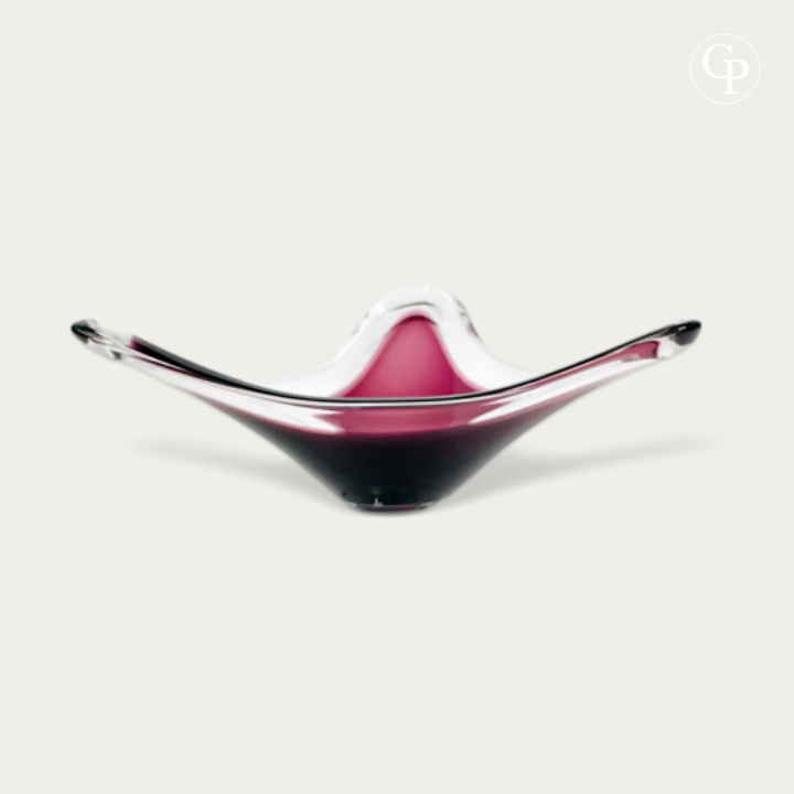 Coupe Tricorne en cristal doublé améthyste par Val Saint Lambert et Peter Muller-Munk, 1957. Forme organique moderniste à trois pointes. | Amethyst cased crystal Tricorne bowl by Val Saint Lambert and Peter Muller-Munk, 1957. Mid-Century Modern 3-point organic art glass centerpiece.
