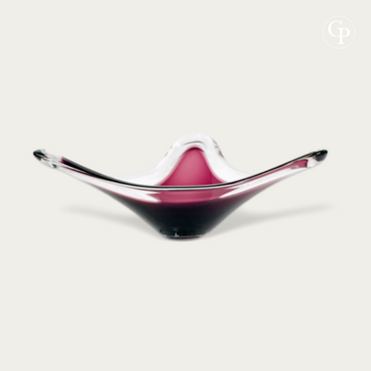 Coupe Tricorne en cristal doublé améthyste par Val Saint Lambert et Peter Muller-Munk, 1957. Forme organique moderniste à trois pointes. | Amethyst cased crystal Tricorne bowl by Val Saint Lambert and Peter Muller-Munk, 1957. Mid-Century Modern 3-point organic art glass centerpiece.