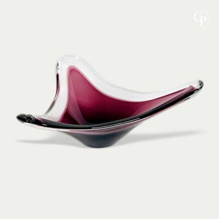 Coupe Tricorne en cristal doublé améthyste par Val Saint Lambert et Peter Muller-Munk, 1957. Forme organique moderniste à trois pointes. | Amethyst cased crystal Tricorne bowl by Val Saint Lambert and Peter Muller-Munk, 1957. Mid-Century Modern 3-point organic art glass centerpiece.