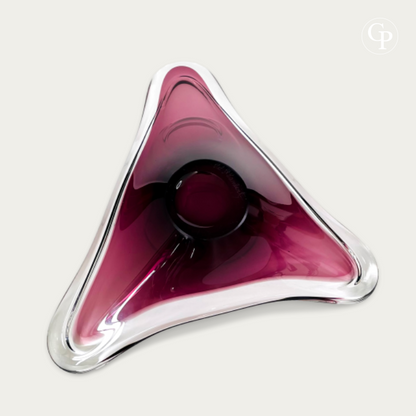 Vue de dessous géométrique de la coupe Tricorne en cristal doublé améthyste par Val Saint Lambert et Peter Muller-Munk, 1957. Forme triangulaire moderniste révélant la transparence et la signature. | Bottom geometric view of the amethyst cased crystal Tricorne bowl by Val Saint Lambert and Peter Muller-Munk, 1957. Mid-Century Modern triangular art glass showing clarity and signature.