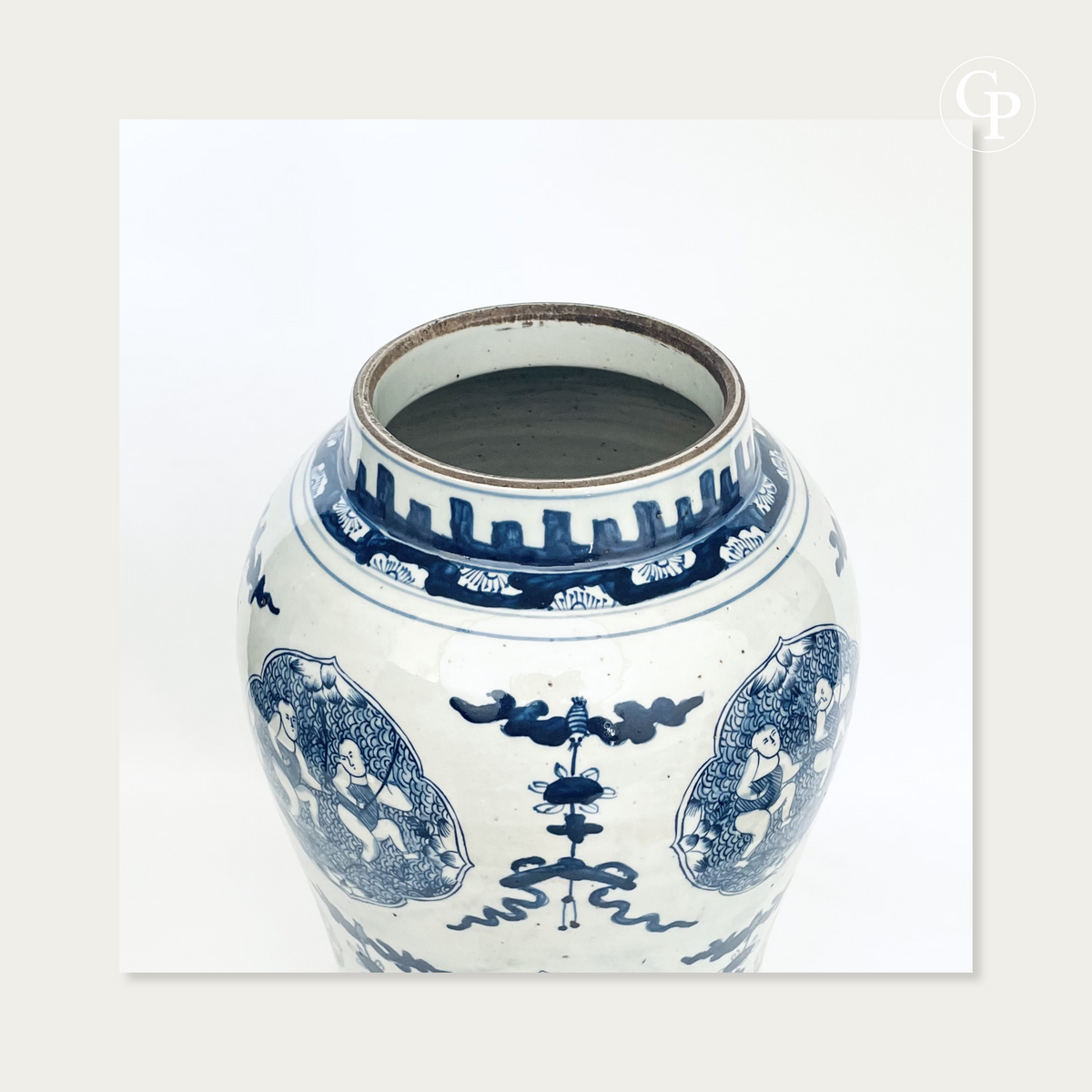 Gros plan sur le col ouvert et l'épaule du vase en porcelaine de Chine bleu et blanc du XIXe siècle montrant la tranche du col et le décor supérieur | Close-up of the open rim and shoulder of the 19th-century Chinese blue and white porcelain vase showing the rim edge and upper motifs