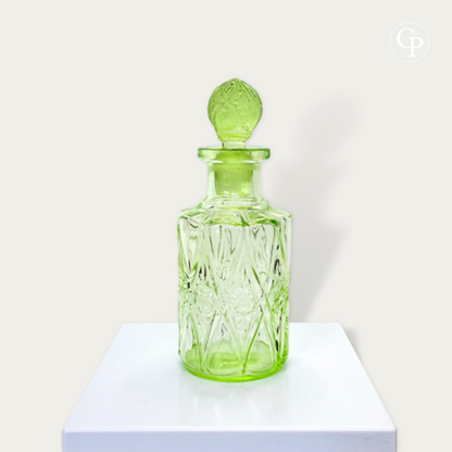 Val Saint Lambert Ouraline uranium glass perfume bottle shown with dimensions: height 16 cm and diameter 6 cm, complete with original stopper, Art Deco circa 1935. | Flacon de parfum Val Saint Lambert en verre à l'uranium Ouraline présenté avec ses dimensions : hauteur 16 cm et diamètre 6 cm, avec son bouchon d'origine, Art Déco vers 1935.