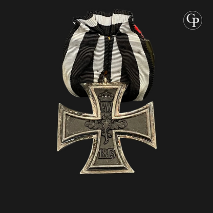 Reverse of the 1914 Iron Cross 2nd Class (EK2) with parade mounting "Max Reich, Breslau" – showing "FW" monogram and 1813 date | Revers de la Croix de Fer 2e Classe 1914 (EK2) avec montage de parade "Max Reich, Breslau" – vue du revers montrant le monogramme "FW" et la date 1813