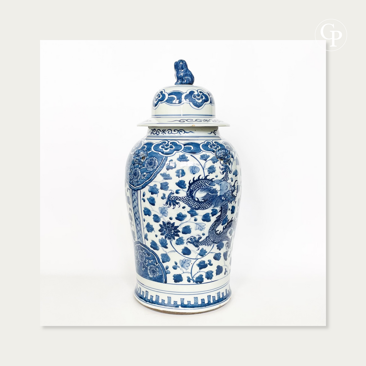 Grand vase couvert balustre en porcelaine chinoise bleu et blanc du XIXe siècle avec dragons impériaux à 5 griffes et couvercle Chien de Fo sur fond blanc studio | 19th century Chinese blue and white porcelain baluster covered vase with 5-claw imperial dragons and Foo dog finial on studio white background