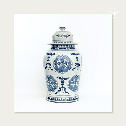 Vue de face du grand vase balustre en porcelaine de Chine bleu et blanc d'époque Guangxu circa 1885 dévoilant un cartouche d'enfants pêcheurs au lotus et le couvercle orné de crevettes | Front view of the large 19th-century Chinese blue and white porcelain baluster vase showcasing a lotus-fishing children medallion and shrimp-decorated lid