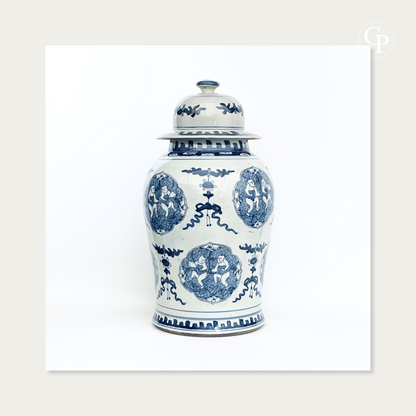 Vue de face du grand vase balustre en porcelaine de Chine bleu et blanc d'époque Guangxu circa 1885 mettant en valeur le cartouche d'enfants pêcheurs à la tige de lotus | Front view of the large 19th-century Chinese blue and white porcelain baluster vase highlighting the lotus-fishing boys medallion