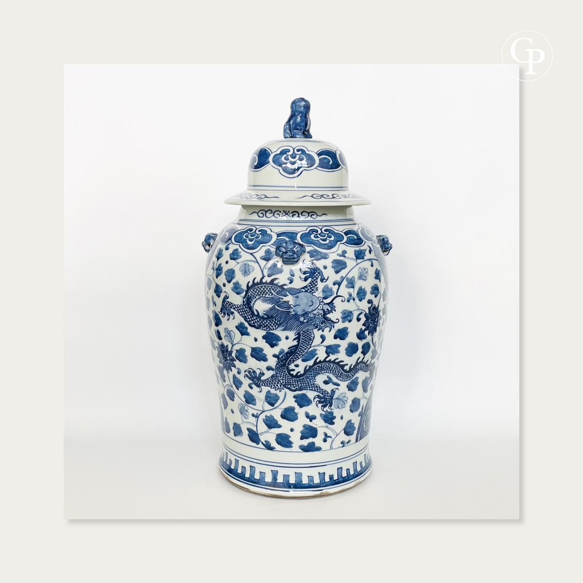 Vue de face du grand vase balustre en porcelaine bleu et blanc du XIXe siècle révélant le puissant dragon impérial à 5 griffes peint à la main | Front view of the 19th century blue and white porcelain baluster vase showcasing the hand-painted 5-claw imperial dragon