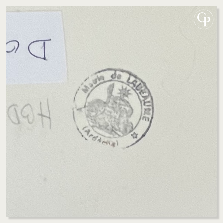 Close-up of the official studio provenance stamp from the Mairie de Labeaume (Ardèche) on the back of Hanna Ben-Dov's artwork. | Gros plan sur le tampon officiel de provenance du fonds d'atelier de l'artiste, de la Mairie de Labeaume (Ardèche) apposé au verso de l'œuvre d'Hanna Ben-Dov.