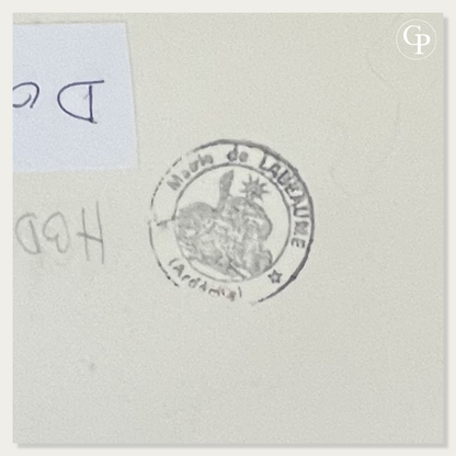 Close-up of the official studio provenance stamp from the Mairie de Labeaume (Ardèche) on the back of Hanna Ben-Dov's artwork. | Gros plan sur le tampon officiel de provenance du fonds d'atelier de l'artiste, de la Mairie de Labeaume (Ardèche) apposé au verso de l'œuvre d'Hanna Ben-Dov.