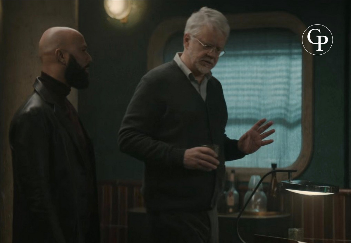 Capture d'écran de la série Silo montrant l'acteur Tim Robbins à son bureau éclairé par la lampe Space Age MaOf FASE | Screenshot from the TV series Silo featuring actor Tim Robbins at his desk lit by the Space Age MaOf FASE lamp