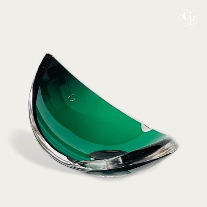 Vide-poche moderniste Demi-Lune en cristal vert émeraude Val Saint Lambert par René Delvenne, circa 1960 | Mid-century modern emerald green crystal crescent bowl by René Delvenne for Val Saint Lambert, circa 1960