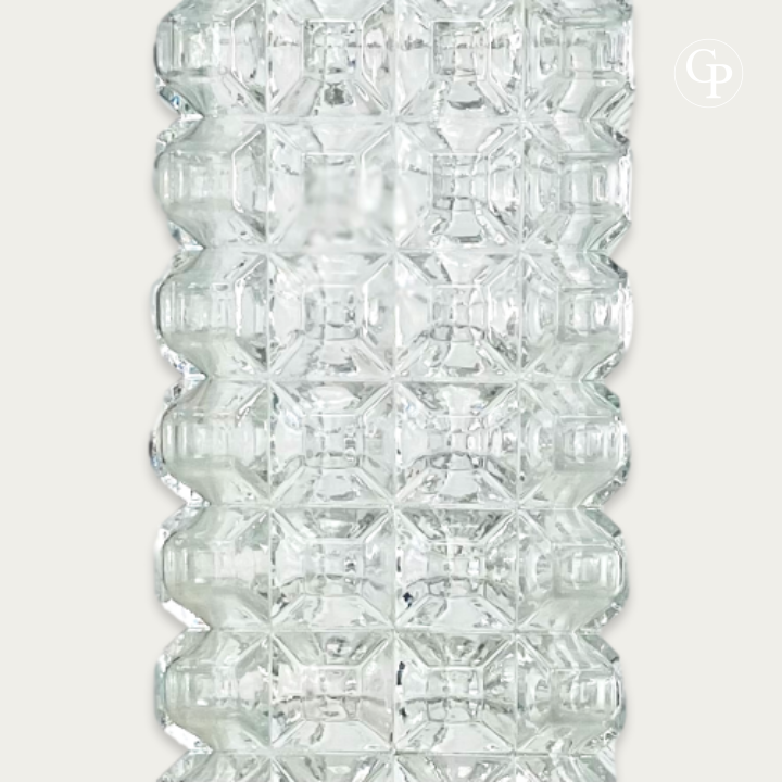 Close-up detail of the modular faceted glass blocks and optical texture of the Rudolf Jurnikl vase for Sklo Union 1963 on a neutral background with Galerie Popincourt logo | Gros plan détaillé des blocs de verre facettés et de la texture optique du vase de Rudolf Jurnikl pour Sklo Union 1963 sur fond neutre avec logo Galerie Popincourt