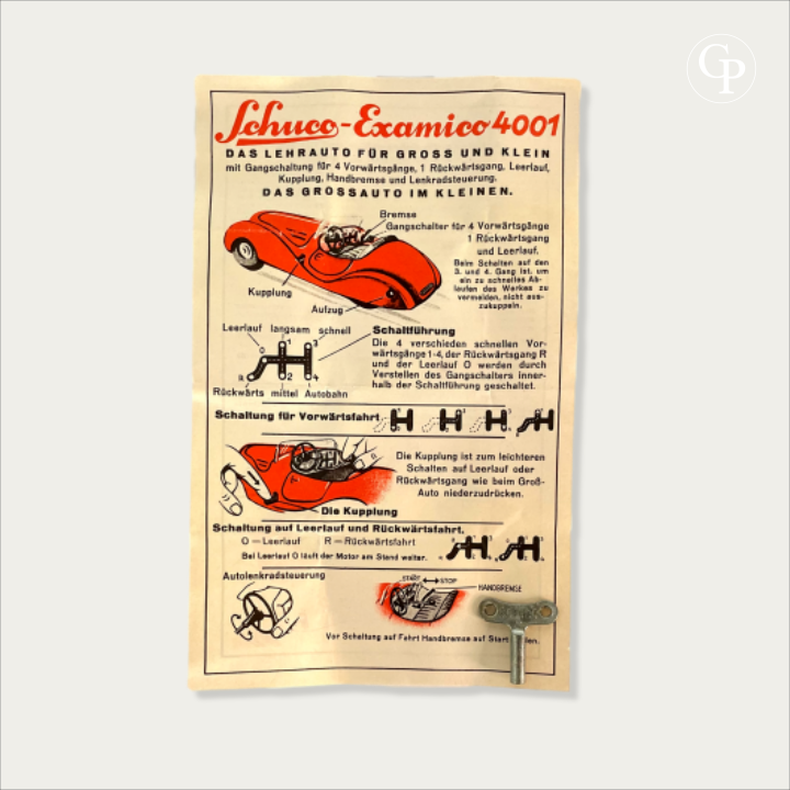 Original paper instruction manual and metal winding key for the Schuco Examico 4001 vintage toy car, displayed flat on a light background. | Notice d'instruction d'origine en papier et clé de remontage métallique pour la voiture miniature Schuco Examico 4001, présentées à plat sur fond clair.