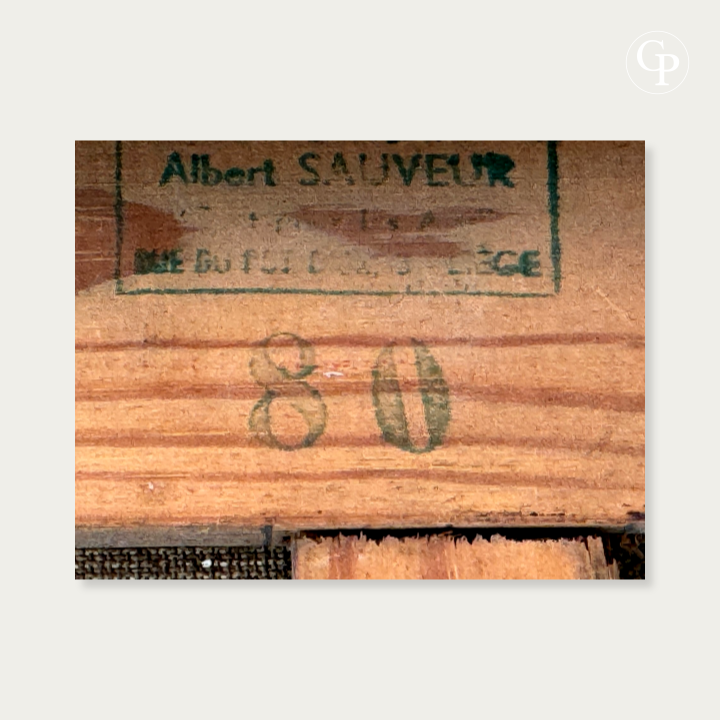 Détail du tampon à l'encre de la maison Albert Sauveur à Liège et du numéro de format 80 sur le châssis de Connivence (1961) par Silvin Bronkart | Close-up of Albert Sauveur Liege ink stamp and canvas format number 80 on the wooden stretcher of Silvin Bronkart Connivence (1961)