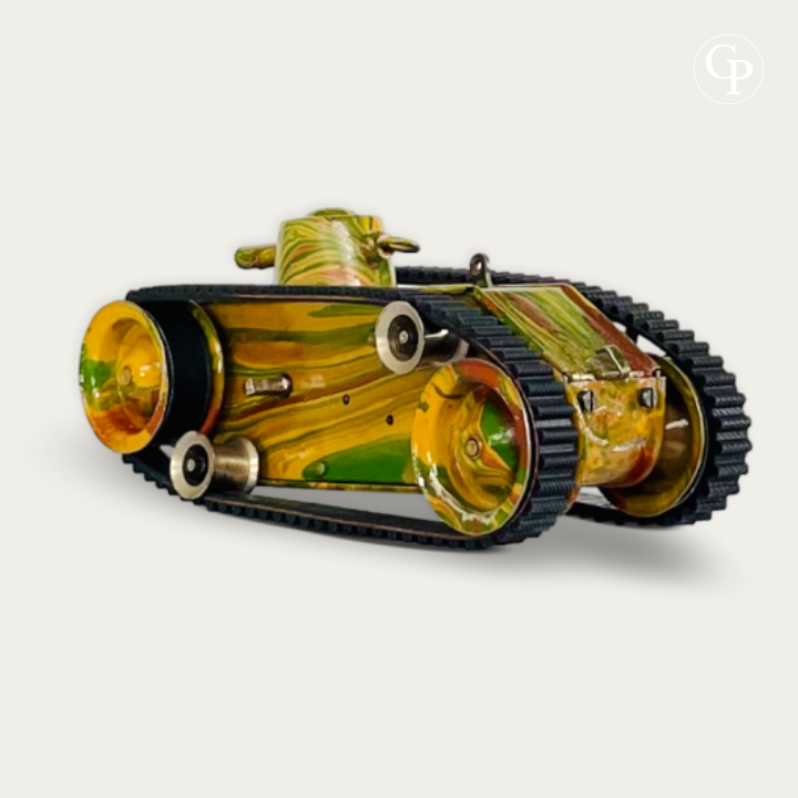 Vue trois-quarts arrière du Tank MÄRKLIN Type L 1917 révélant la structure arrière et le guidage des chenilles | Rear three-quarter view of 1917 Märklin Type L tinplate tank showing rear structure and track alignment