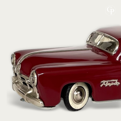 Gros plan aile avant TippCo Hudson Limousine laque rouge Burundi calandre chromée et monogramme c.1948 US Zone Germany | Close-up front fender TippCo Hudson Limousine tin toy car chrome grille and logo Burundi red lacquer c.1948 US Zone Germany