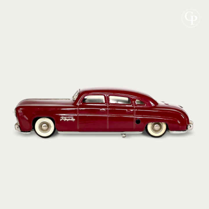 TippCo Hudson Limousine laquée rouge Burundi vue de profil jouet ancien tôle c.1948 Made in Germany US Zone | Vintage TippCo Hudson Limousine tin toy car side view in Burundi red lacquer c.1948 US Zone Germany