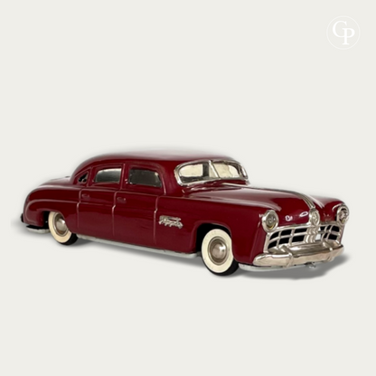 TippCo Hudson Limousine rouge Burundi vue trois-quarts avant droit calandre chromée c.1948 US Zone Germany | Vintage TippCo Hudson Limousine tin toy car right front three-quarter view Burundi red lacquer c.1948 US Zone Germany