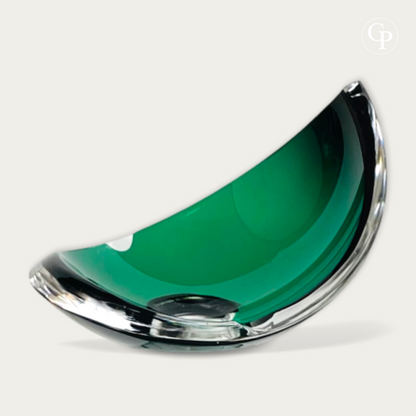 Vide-poche moderniste Demi-Lune en cristal vert émeraude Val Saint Lambert par René Delvenne, circa 1960 | Mid-century modern emerald green crystal crescent bowl by René Delvenne for Val Saint Lambert, circa 1960