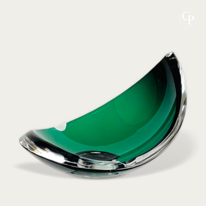 Vide-poche demi-lune en cristal vert émeraude Val Saint Lambert par René Delvenne, circa 1960 | Mid-century emerald green crystal crescent bowl by René Delvenne for Val Saint Lambert, circa 1960